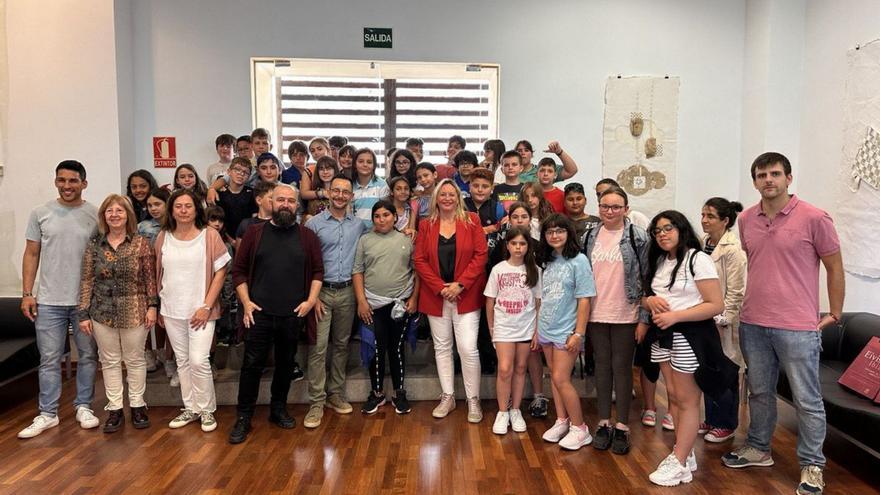 Vila recibe a una treintena de alumnos de Alcalá de Henares