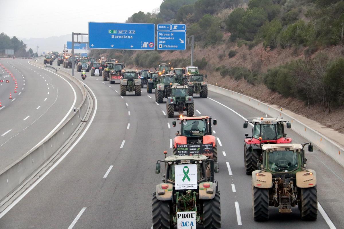 Tractores en Medinyà (Girona), en su camino hacia Barcelona