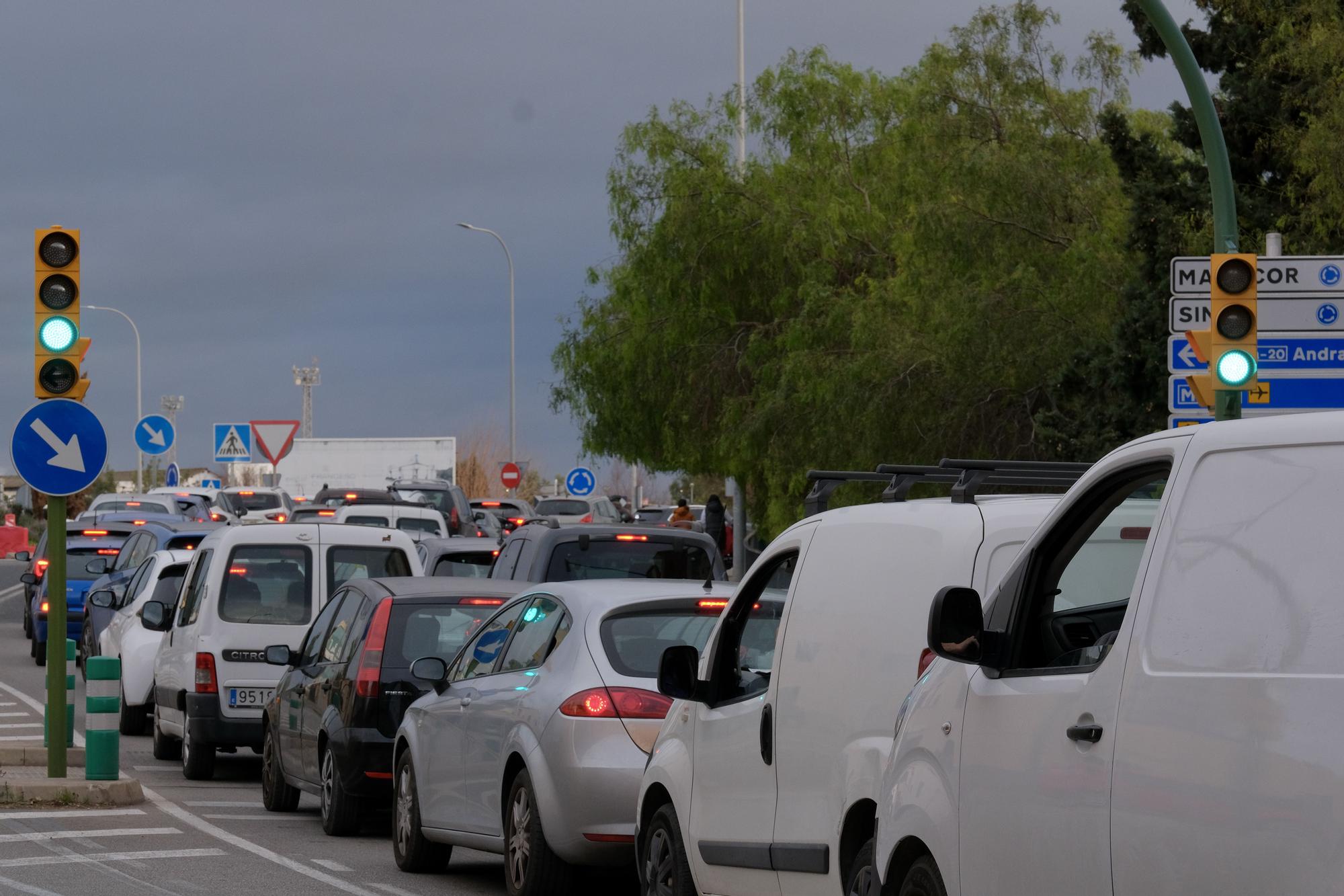 Monumental atasco en la calle Manacor de Palma por las obras de asfaltado