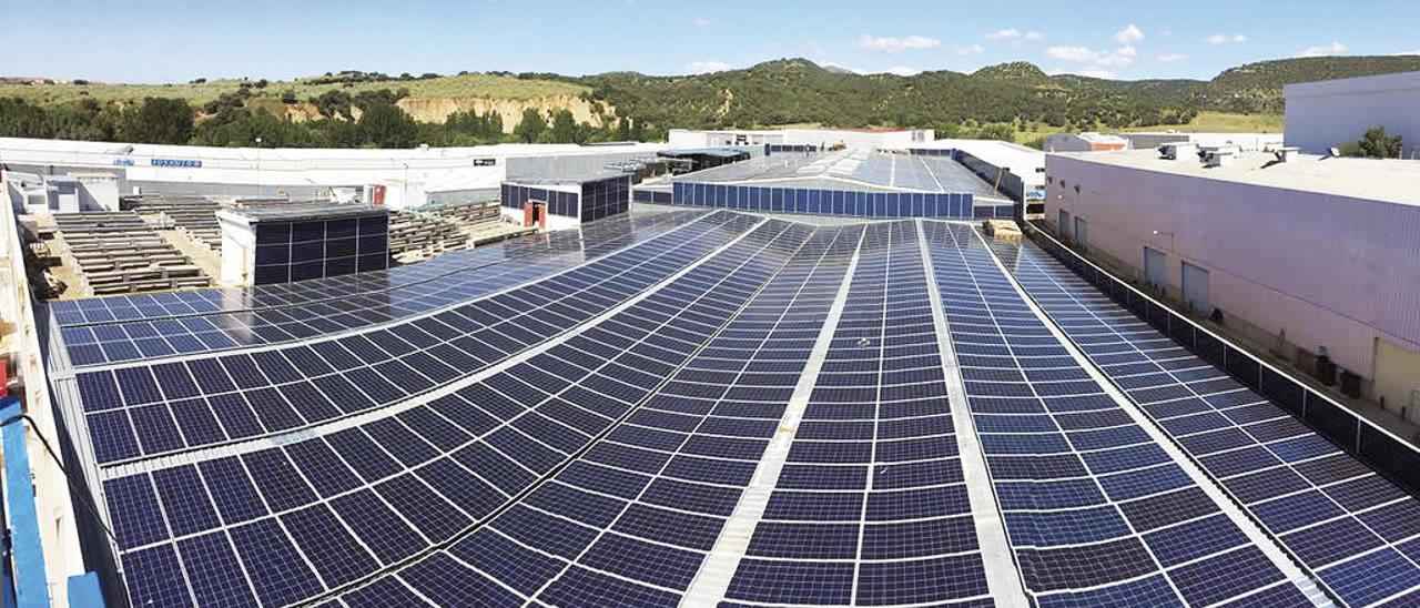 La firma gallega equipa a la factoría con 3.200 paneles solares que cuentan con 1 MW de potencia. // FdV