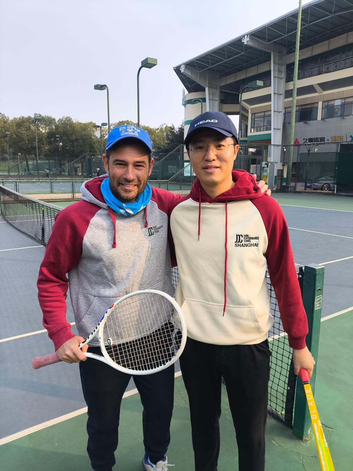 Juan David Cano Carrillo, con uno de sus pupilos