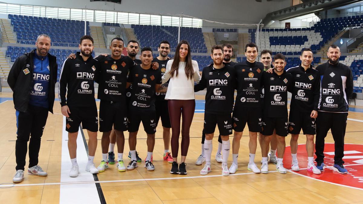Blanca Gil posa con la plantilla del Palma Futsal en Son Moix