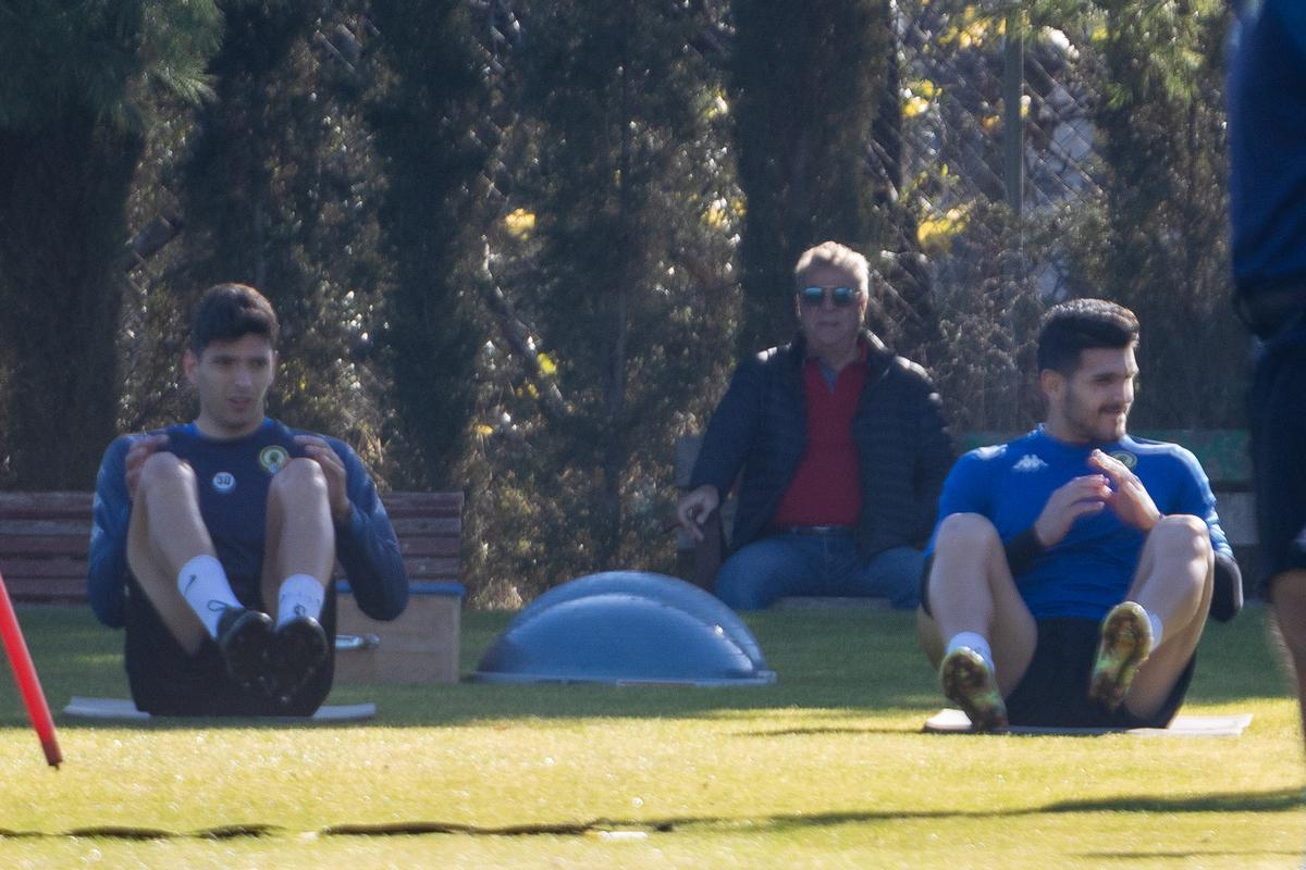 Enrique Ortiz observa el desarrollo del entrenamiento del pasado martes en Fontcalent.