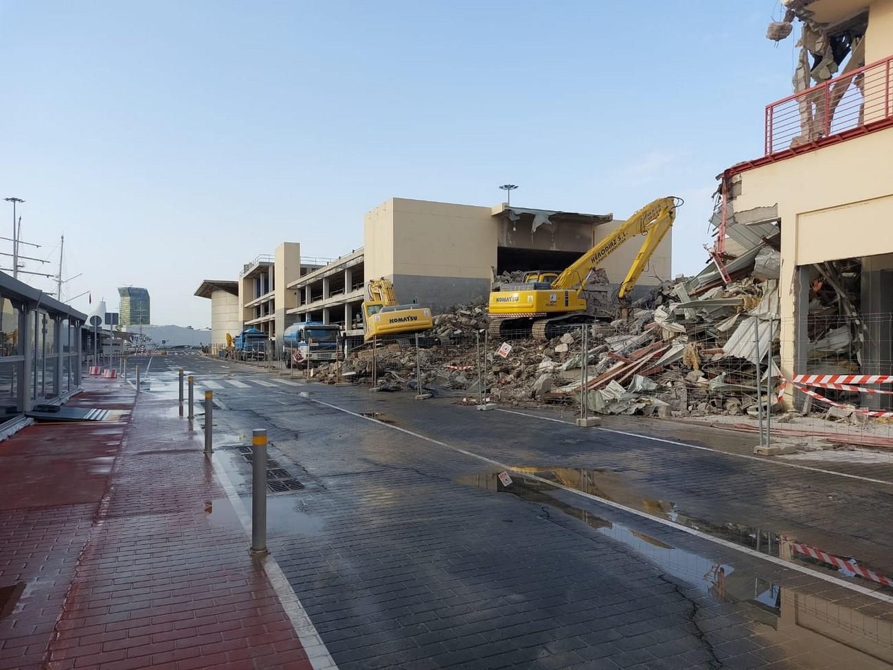 Comienzo de los trabajos de derribo de la Terminal de Cruceros en el muelle Santa Catalina.