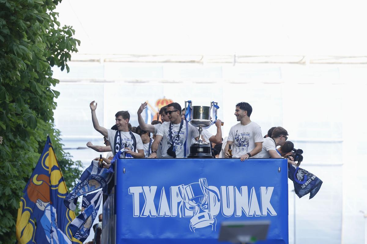 Los jugadores de la Real Sociedad celebran la victoria en la final Copa del Rey, este lunes en San Sebastián