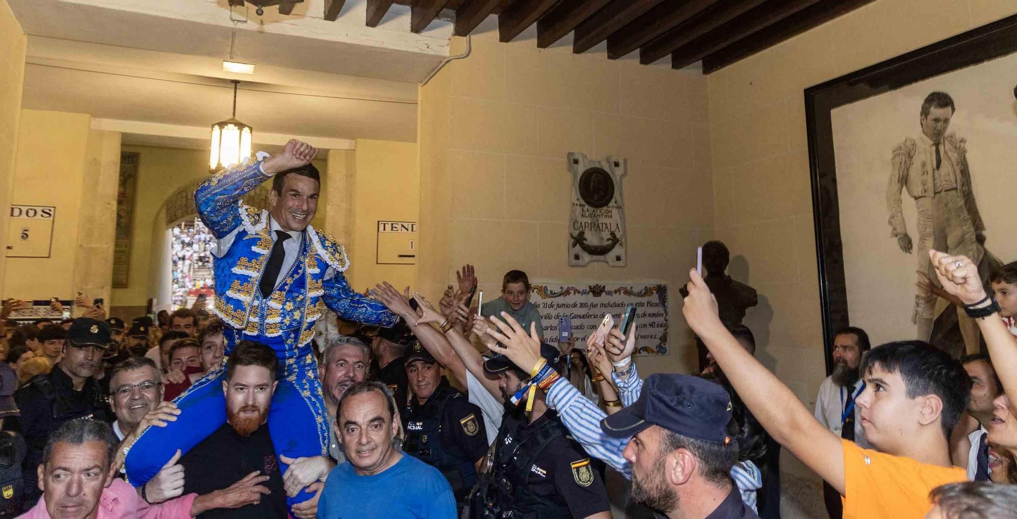 Manzanares culmina una de sus mejores tardes y sale a hombros en la Feria de Hogueras de Alicante 2025