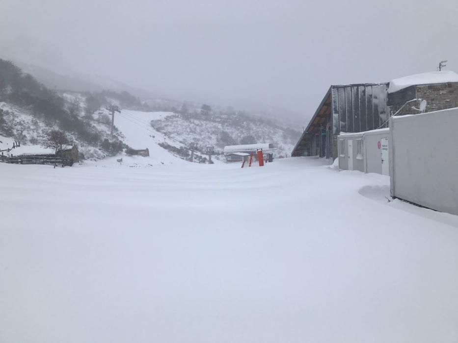 Asturias bajo el primer manto de nieve del año