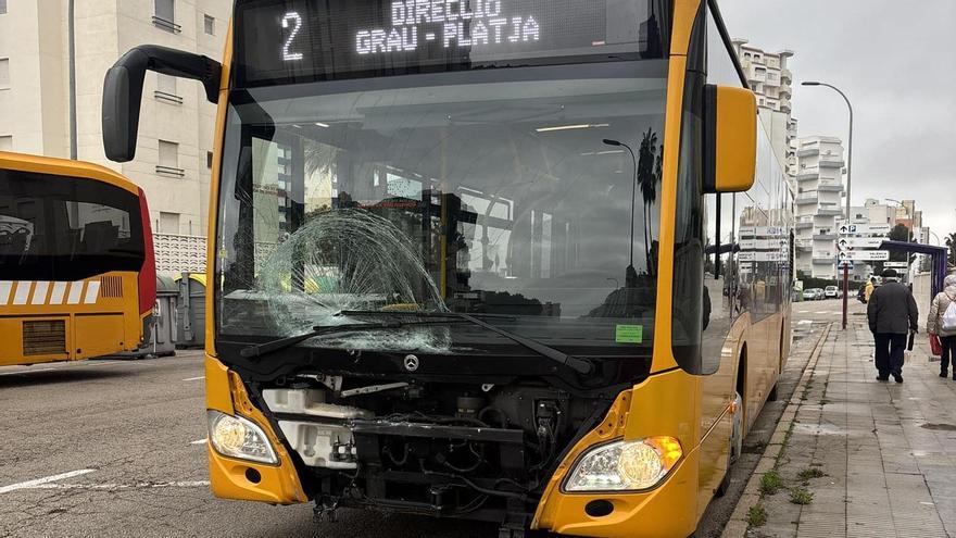 El autobús que se ha visto implicado en el accidente, esta mañana en la playa de Gandia.