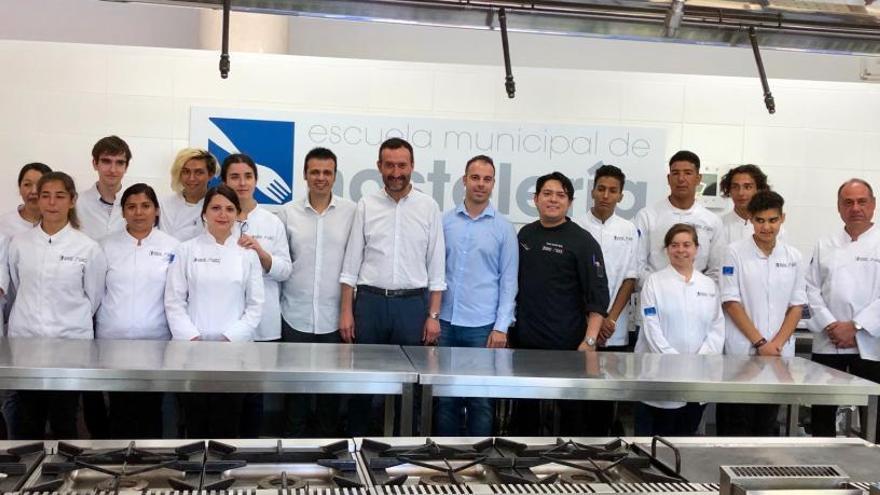 Los alumnos del curso de camarero con el alcalde de Elche, Carlos González.