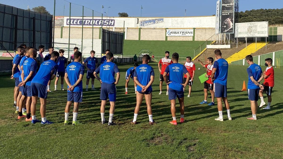 Los jugadores atienden a las explicaciones de Alberto Muñoz, preparador físico.