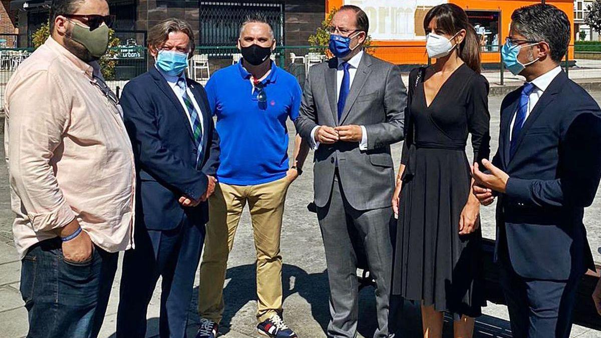 De izquierda a derecha, Javier Ruiz, de la asociación San Juan, José Ramón Prado, Pablo Cabañas, Mario Arias, Leticia González y Gerardo Antuña, frente a la cervecería Urban&#039;s, cerrada por un brote de covid.