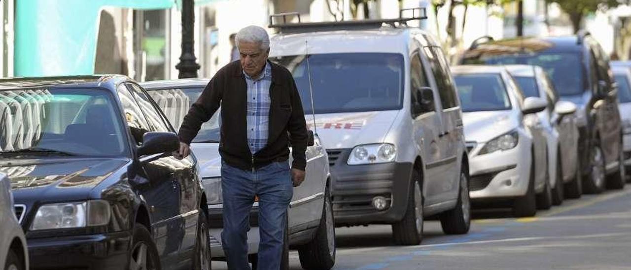 Un conductor de edad avanzada, ayer, tras salir de su coche en Lalín. // Bernabé/Javier Lalín