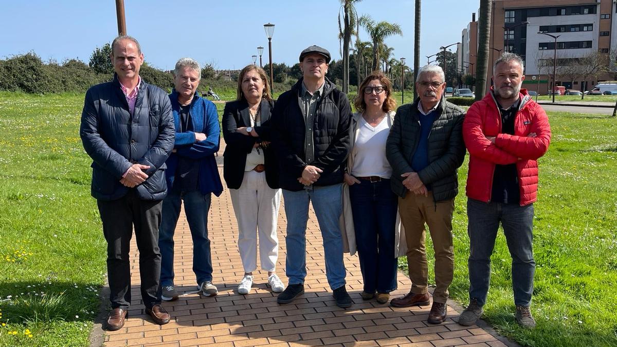 Por la izquierda el edil Constantino Vaquero; el secretario de organización del PSOE de Gijón, Jorge Antuña; la edil Marina Pineda; Monchu García y los concejales Carmen Eva Pérez, Luis Manuel Flórez y Jacobo López, hoy en El Lauredal.