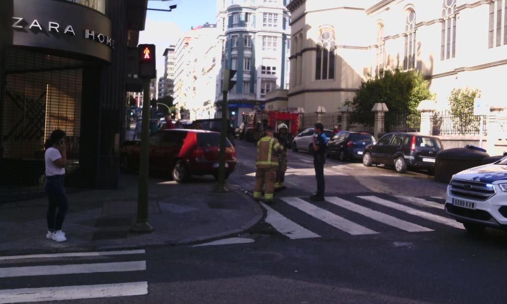 Un choque entre dos vehículos provocó que uno de ellos invadiera la zona peatonal.