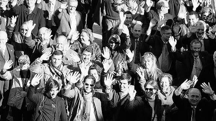 los protagonistas de la excelencia. Representantes de los alumnos, de los profesores, del personal de servicios y del equipo de gobierno de la Universidad, en la imagen, se reunieron ayer en el edificio histórico para grabar un fragmento del vídeo que el miércoles presentará la candidatura asturiana al sello del campus de excelencia.