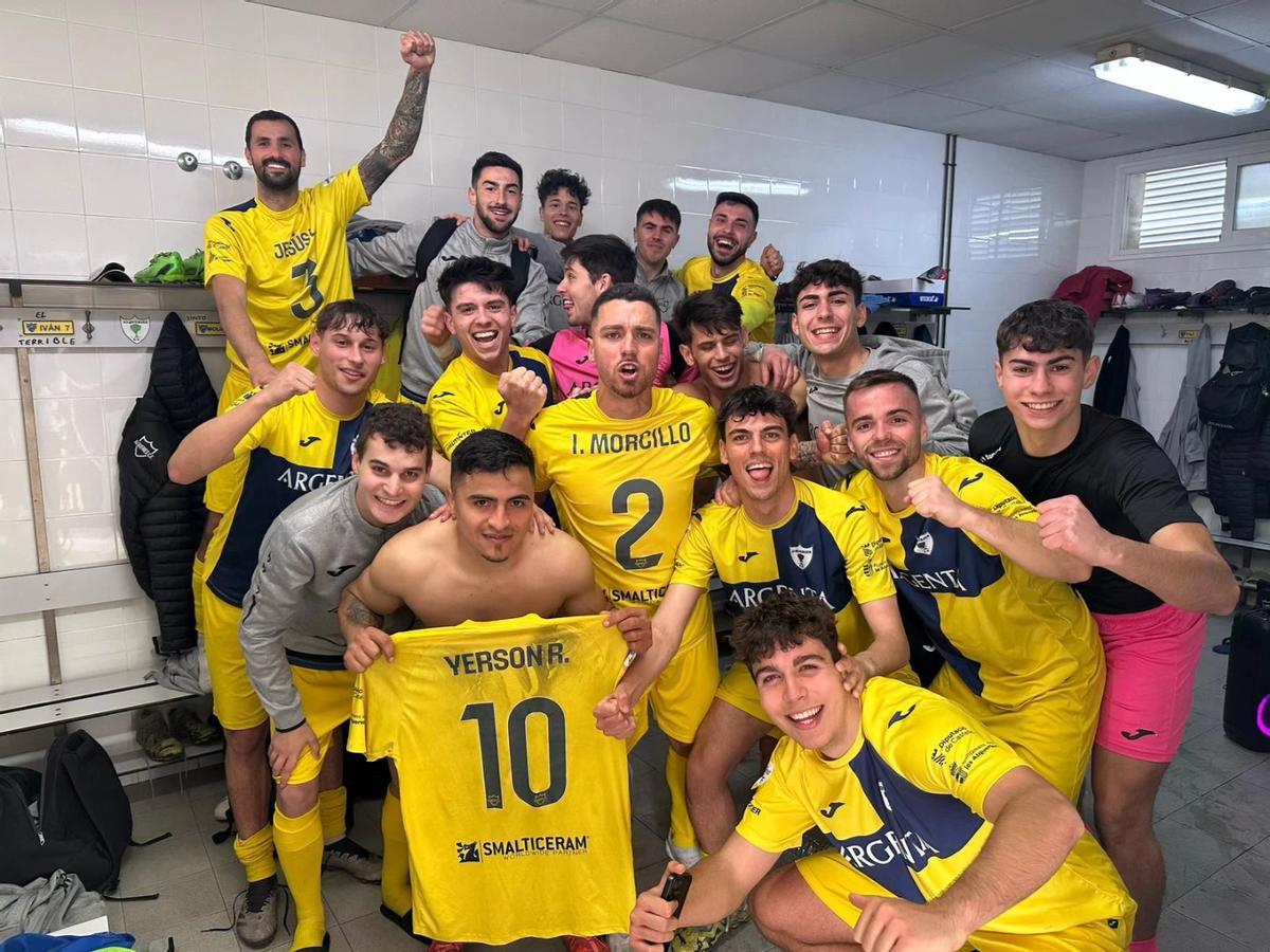 Los jugadores del Alqueries celebran la trabajada victoria ante el Almazora.