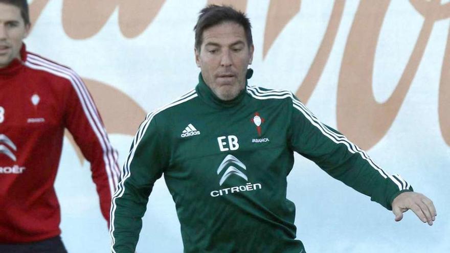 Eduardo Berizzo, ayer, durante el entrenamiento en A Madroa. // Ricardo Grobas