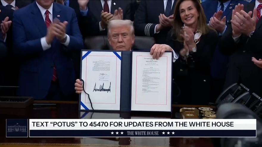 Trump firma la ley que pone fin al cierre de Gobierno más largo de la historia de Estados Unidos