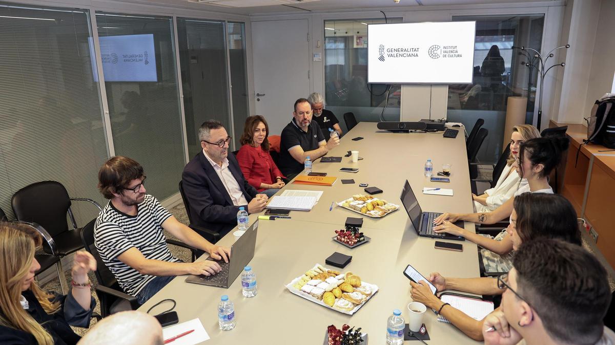 Un momento de la reunión de la nueva delegada del IVC en Alicante con los medios de comunicación