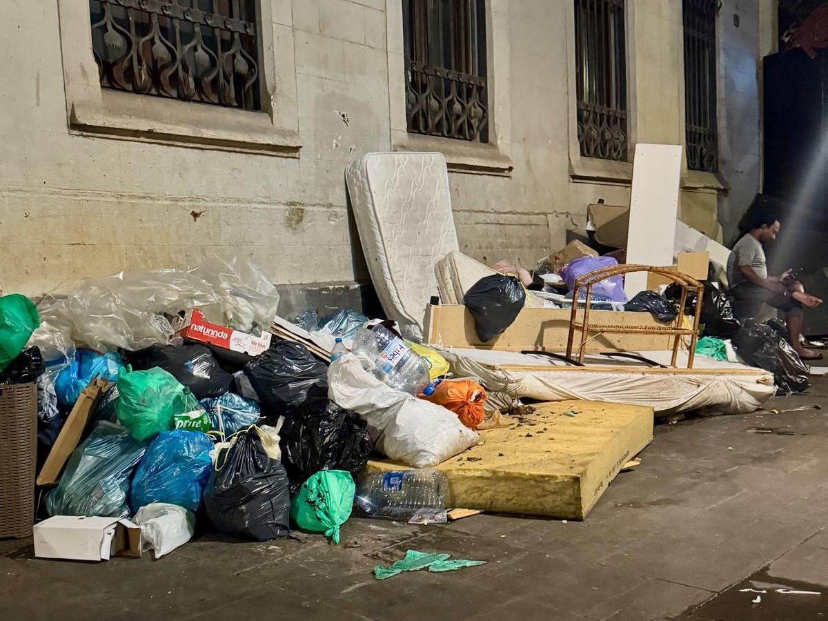 Basura acumulada en la calle de la Cera, en el barrio del Raval, en una noche reciente.