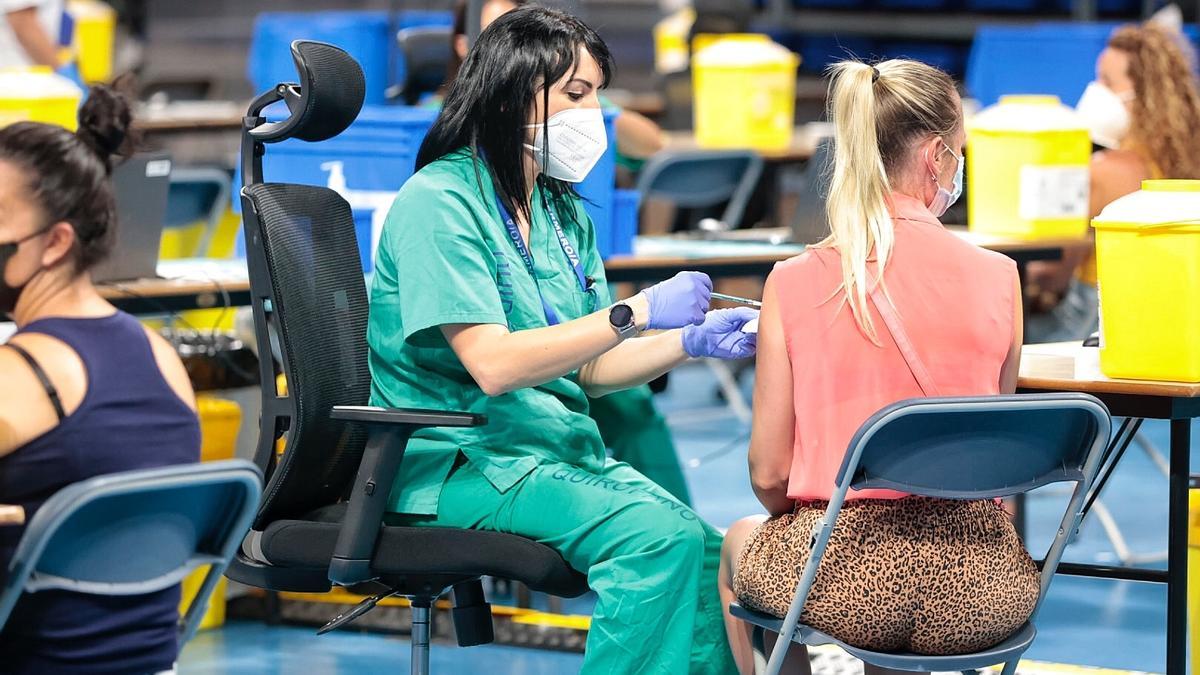 Jornada de vacunación en el Pabellón Santiago Martín.