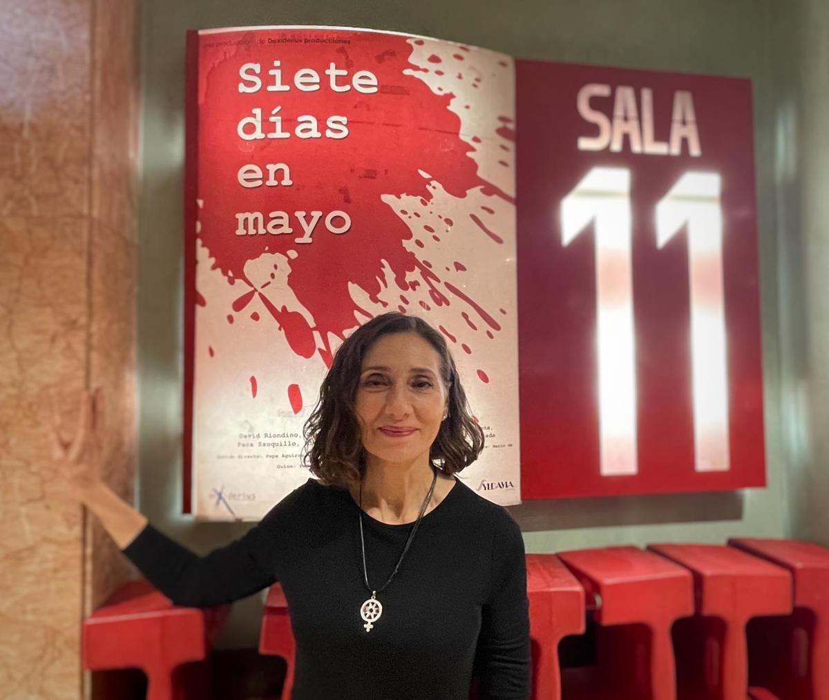La actriz y directora Rosana Pastor junto al cartel de su documental en el estreno en una sala del país