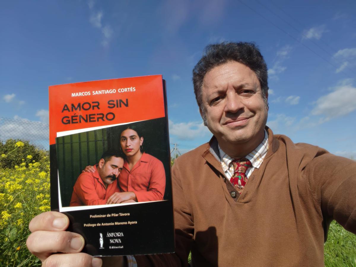 El abogado Marcos Santiago, con su último libro.