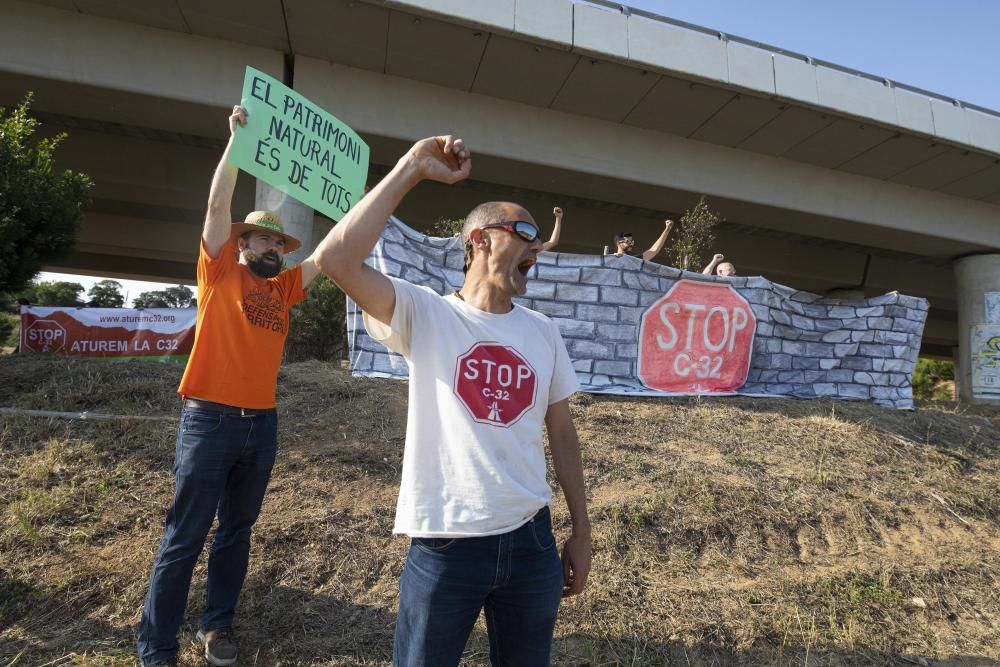 Protesta de la plataforma Aturem la C-32 a peu de carretera