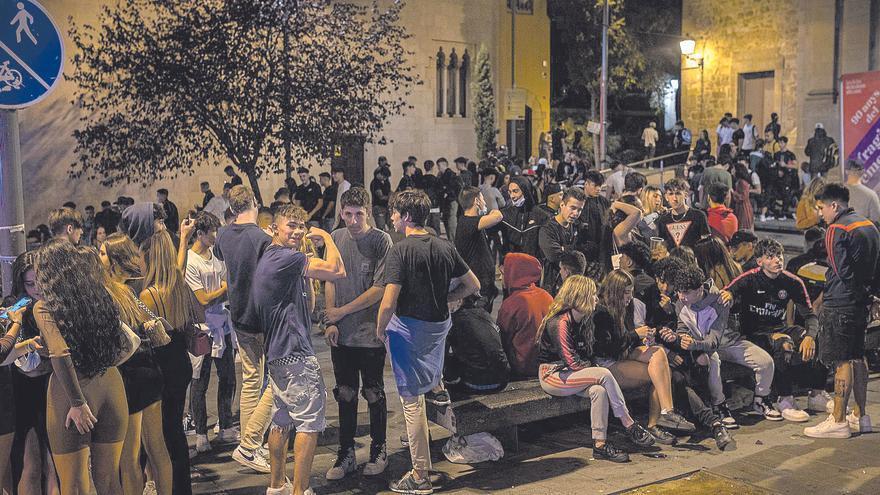 Jóvenes en un botellón en el centro de Barcelona.