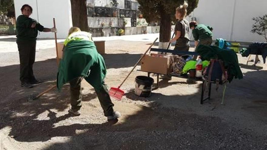 Personal del Taller Torreó realiza trabajos en el cementerio local.