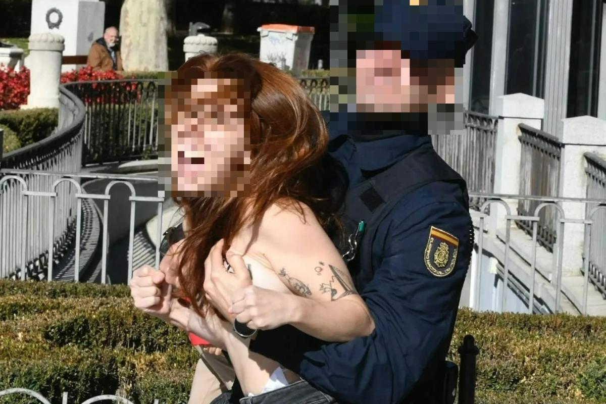 Momento en el que un agente de policía agarra por los senos a una activista de Femen en una protesta.