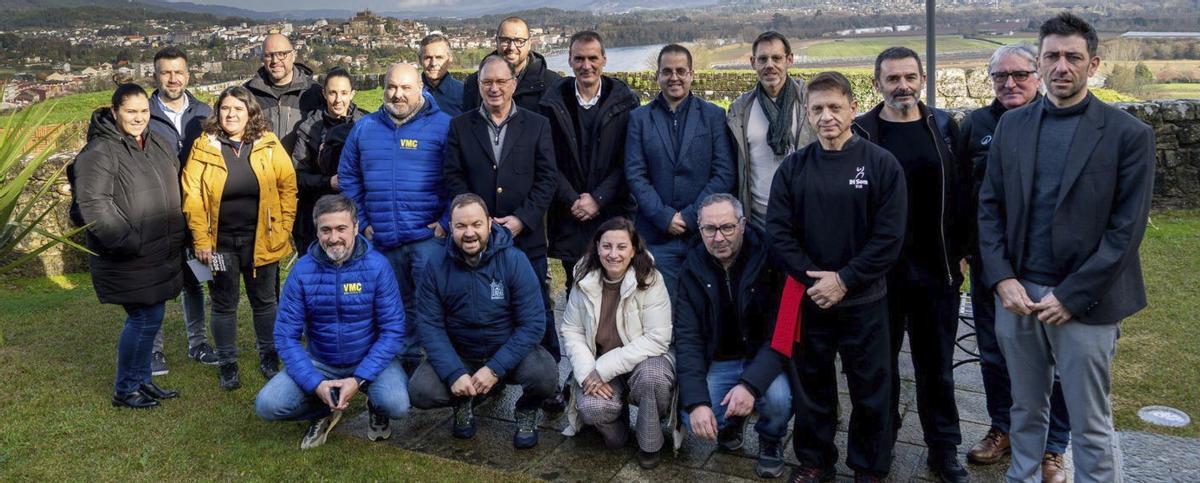 Representantes políticos y deportivos de ambos municipios, en la presentación del calendario. | FDV