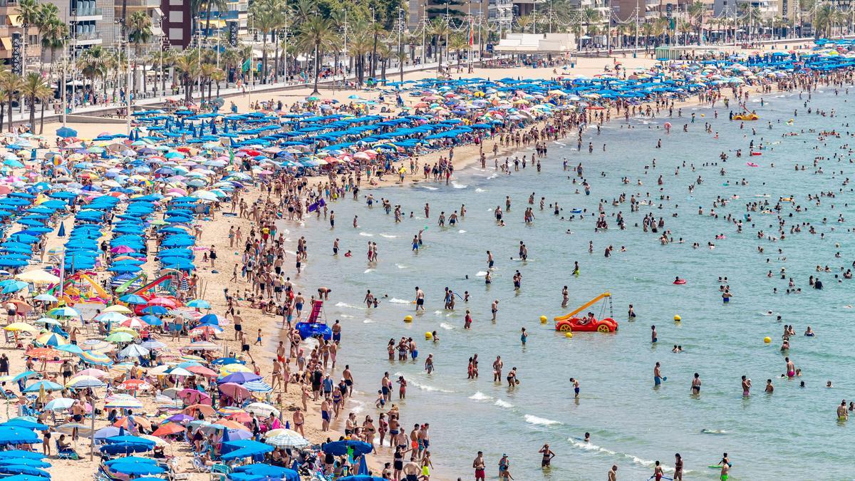 Benidorm quintuplica su población censada muchos meses del año