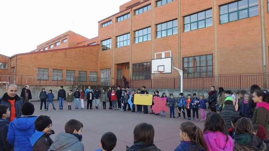 Los escolares del Sansueña de Santibáñez de Vidriales celebrando la Constitución en el patio.