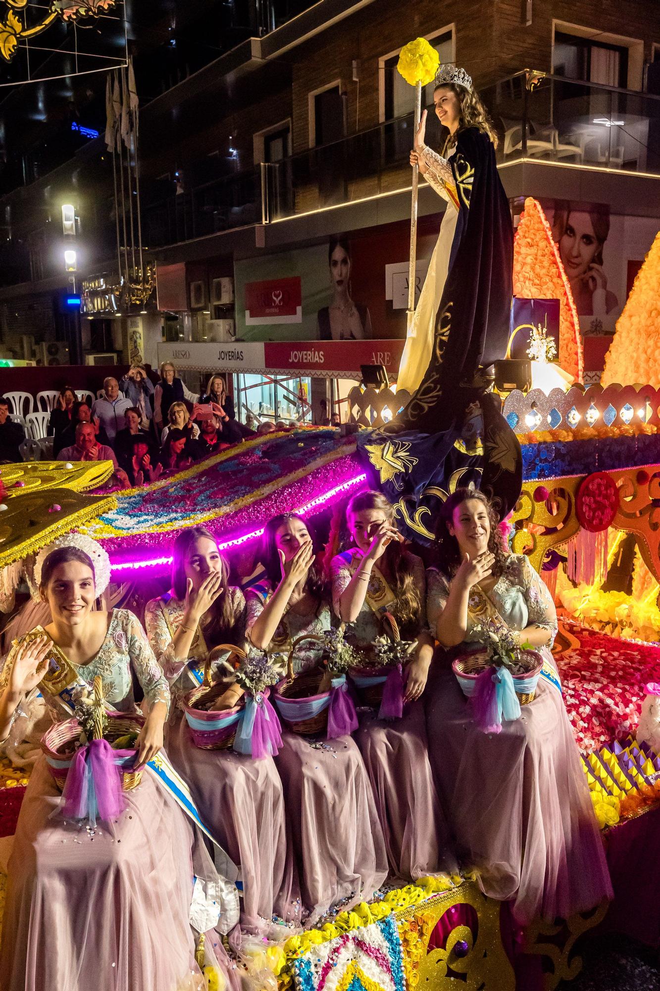 Desfile de carrozas y castillo de fuegos para despedir las Fiestas de Benidorm