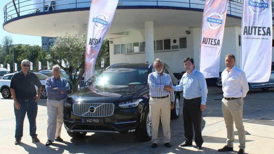 Jorge Enríquez, Fernando Giraldo, Justo González Ballesta (presidente del Náutico), Manuel de la Torre (director comercial Autesa) y Chisco Catalán, ganador en 2015 de la Regata Ribeiro en la clase F18. // FdV