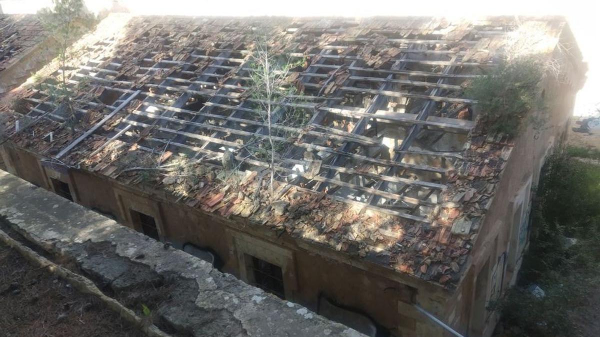 Imagen del pabellón de los presos con el tejado destruido. | M.M.
