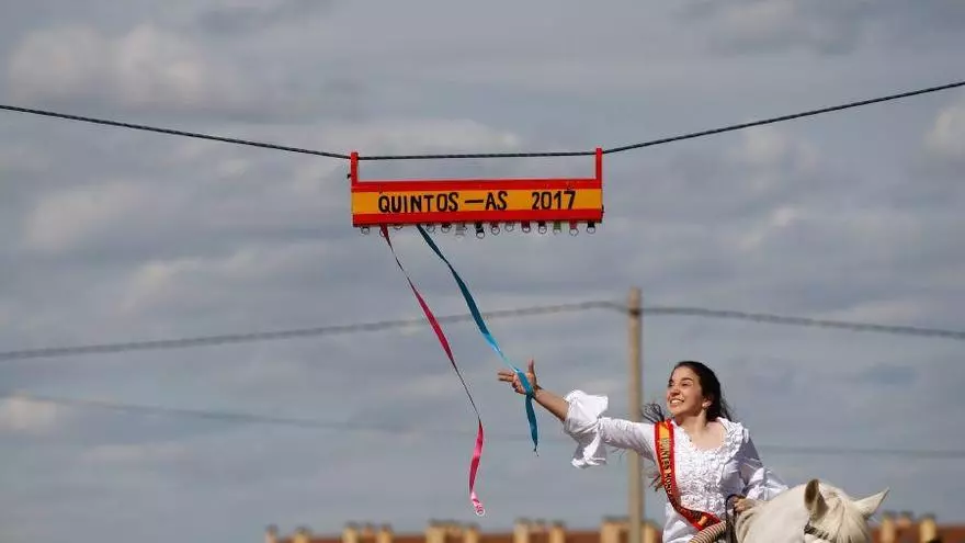 Los quintos de Monfarracinos persiguen las cintas