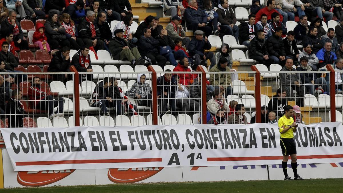 Un cartel de apoyo a Rumasa en el estadio del Rayo Vallecano.