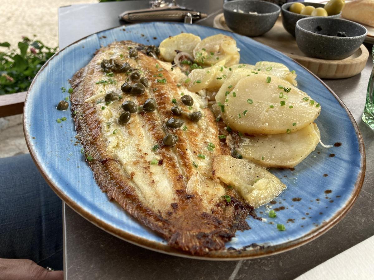 Para degustar el mar junto al mar: un lenguado Meunière con alcaparras y patata panadera.