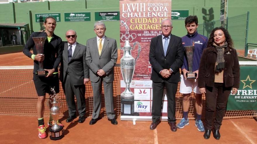 Los finalistas, con la autoridades presentes en la final.