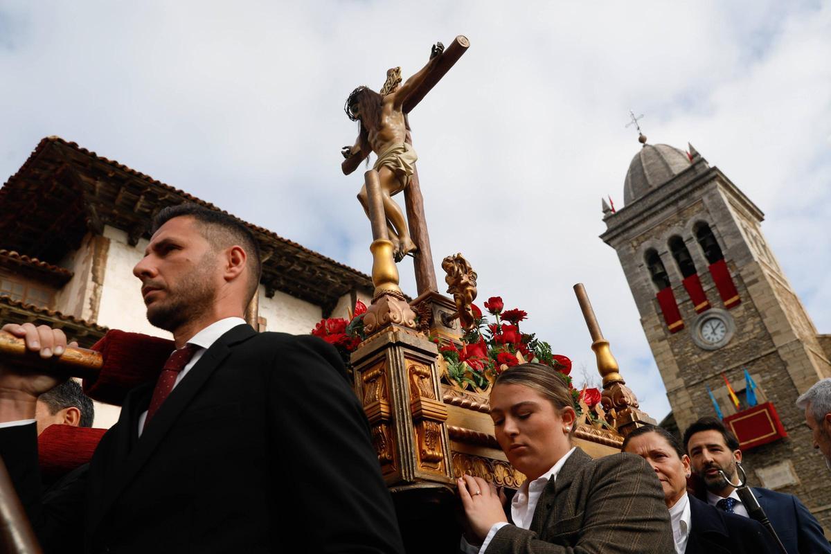 Félix Granda, en la esquina inferior derecha, como portador del Cristo del Socorro en 2025.
