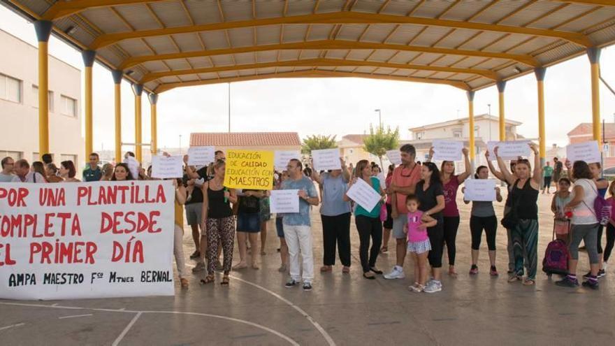 Protesta por la falta de docentes al inicio de curso