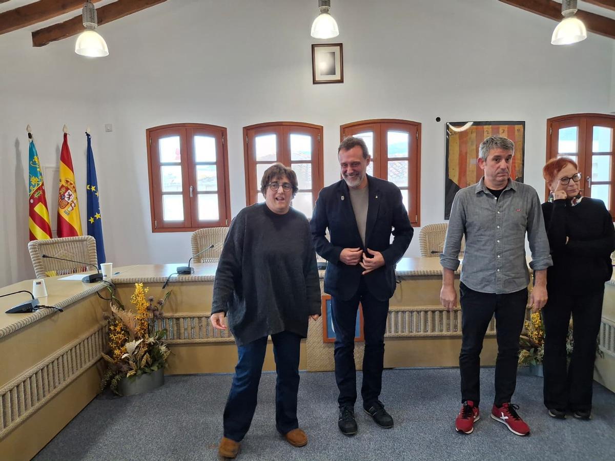 Las imágenes del relevo en Gata: Toni Signes (PSPV) ya es el nuevo alcalde