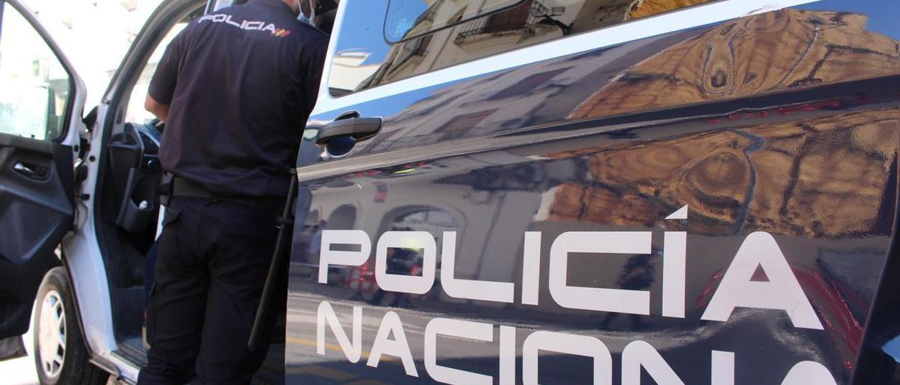 Un agente de la Policía Nacional entra en un vehículo.