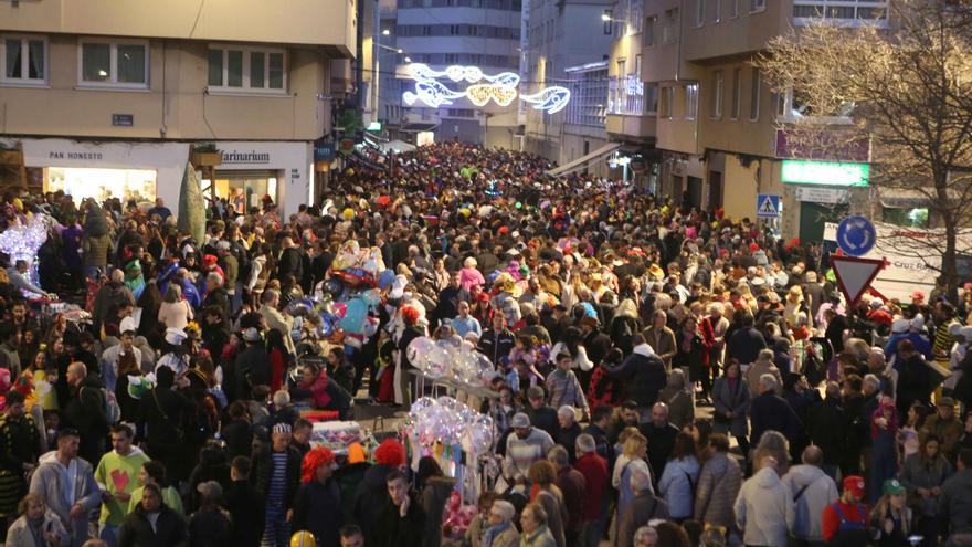 Los choqueiros toman la calle de la Torre con máscaras, música y diversión