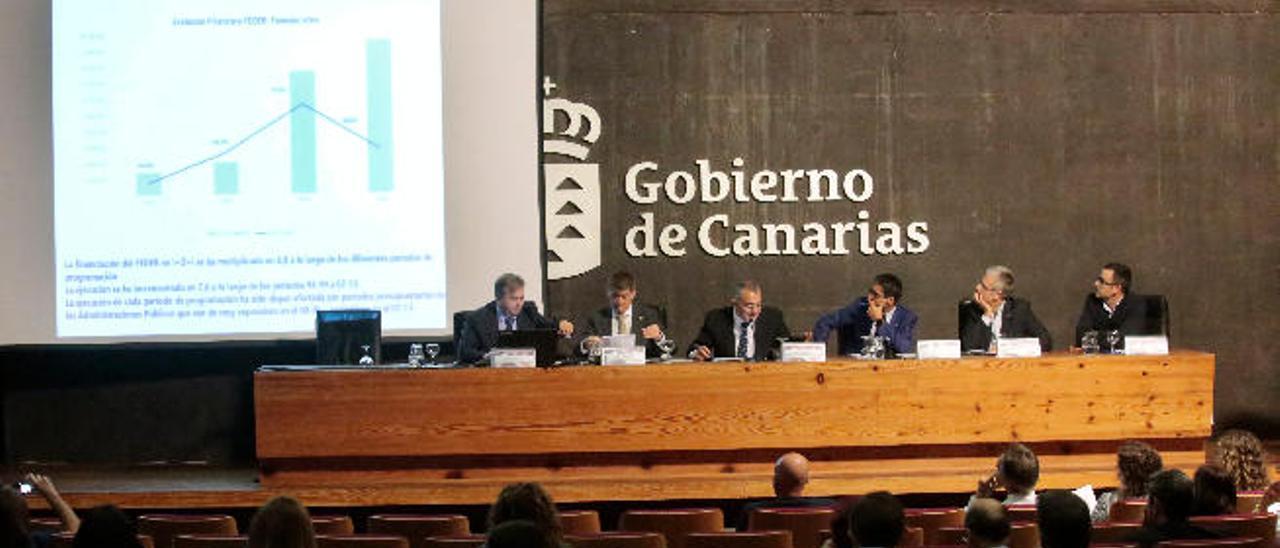 Momento del debate en Presidencia del Gobierno sobre la importancia de la inversión en investigación.