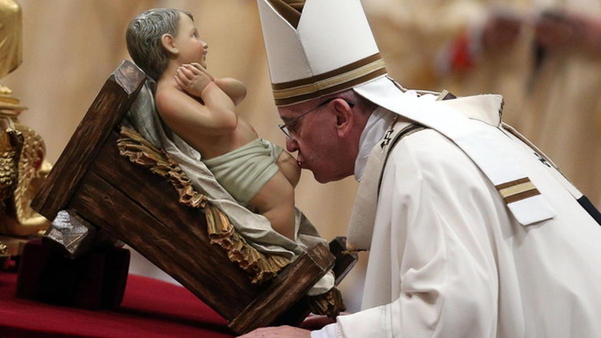 El papa Francisco, durante la celebración de la Misa del Gallo en la Basílica de San Pedro de Ciudad del Vaticano.