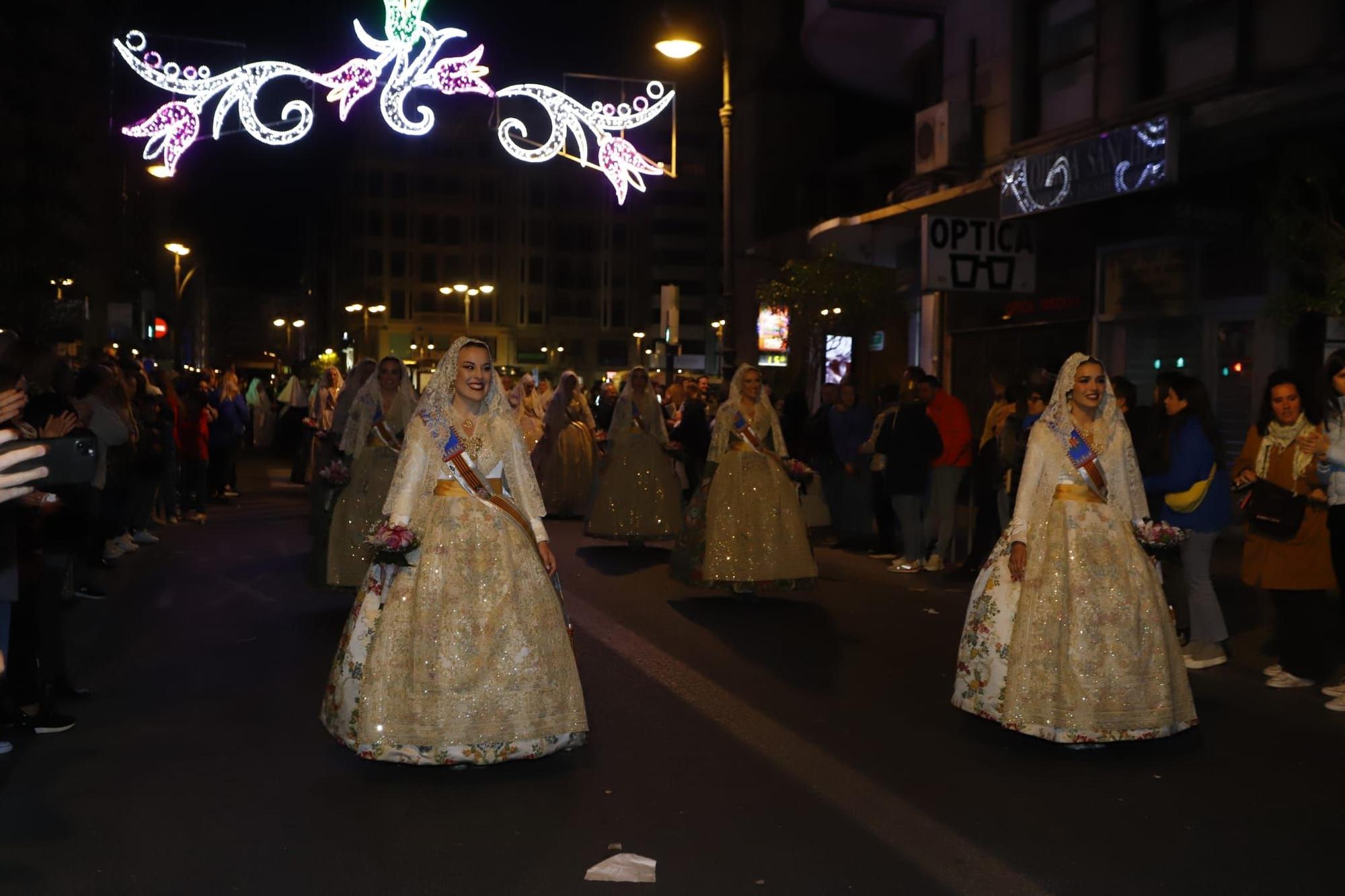 Laura Mengó y su corte coronan la ofrenda a la Virgen