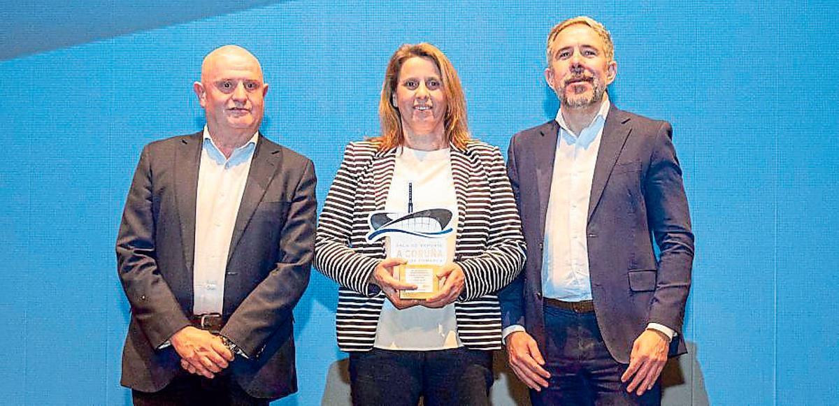 Francisco Duarte, director de Personas de Vegalsa-Eroski;  Inmaculada Díaz, madre de la taekwondista Carla Sesar; y Pedro Costa, gerente general de Prensa Ibérica Galicia.